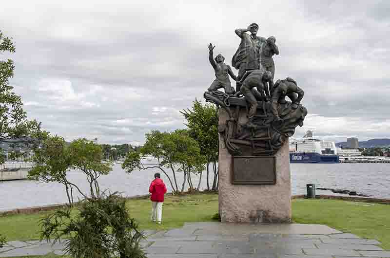 86 - Noruega - Oslo - museo maritimo Noruego - Memorial Marineros de Guerra